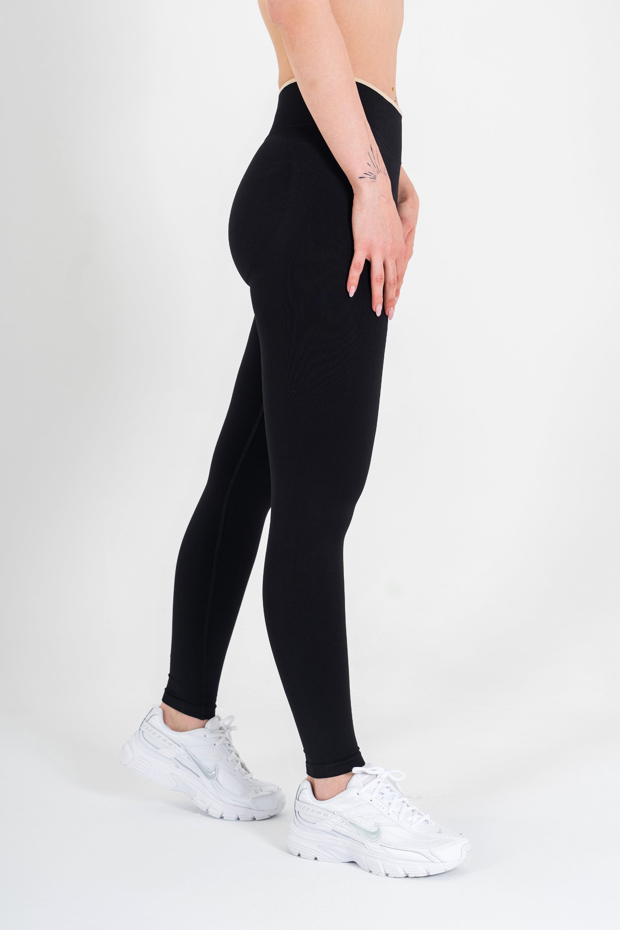 NOVA TAYT | BLACK